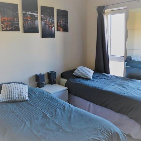 2Br Apt In Crawley W Parking - Near Gatwick Apartment Bagian luar foto