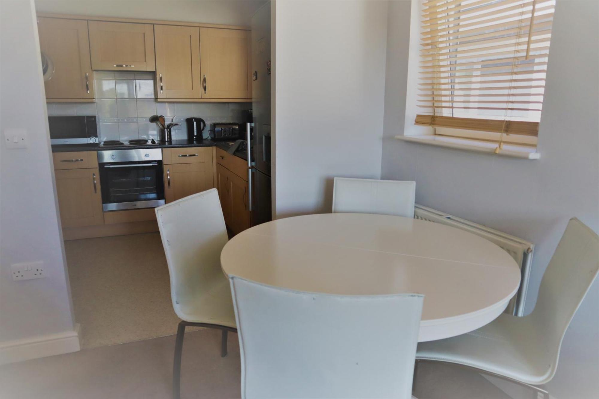 2Br Apt In Crawley W Parking - Near Gatwick Apartment Bagian luar foto