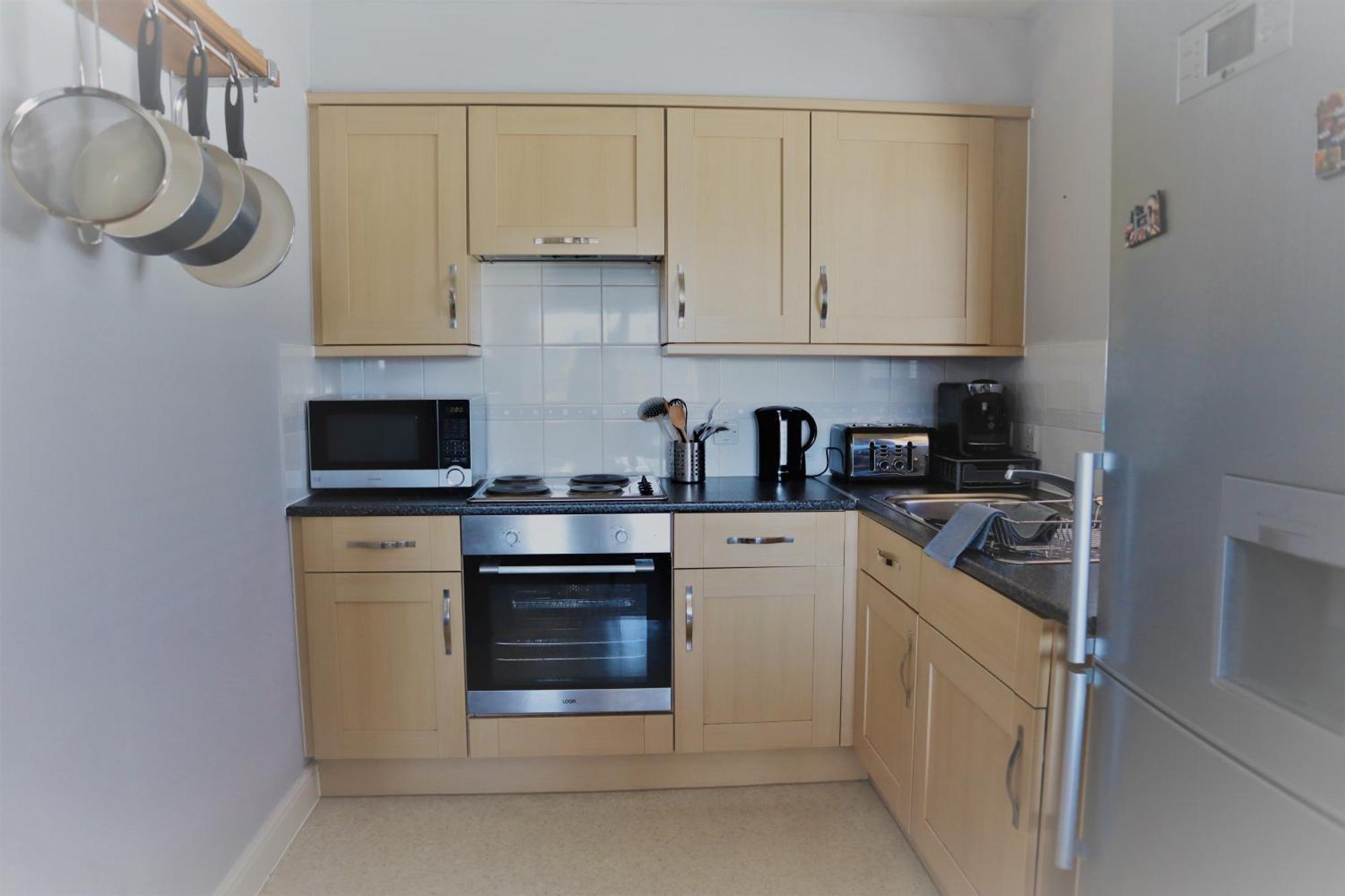 2Br Apt In Crawley W Parking - Near Gatwick Apartment Bagian luar foto