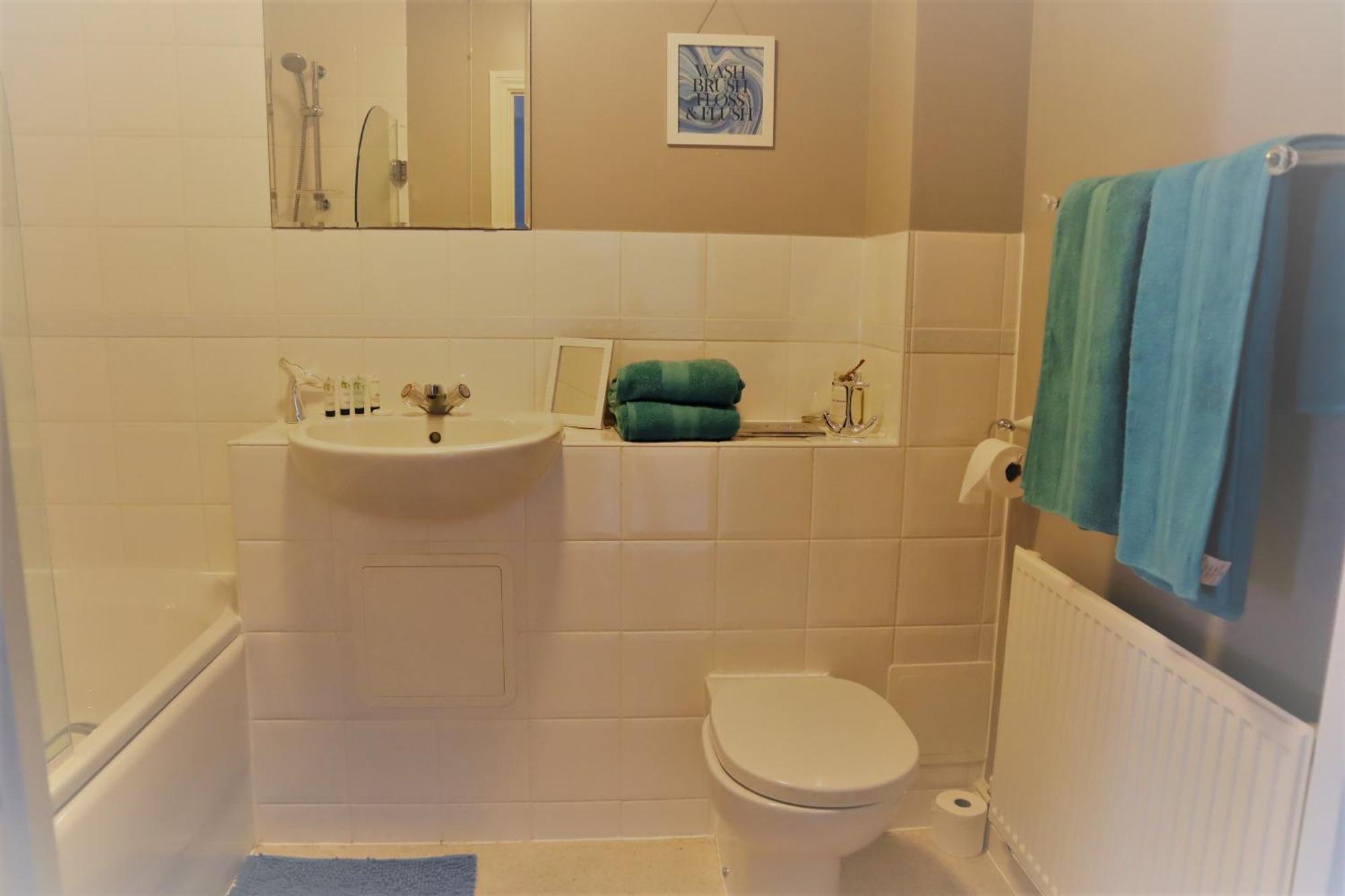 2Br Apt In Crawley W Parking - Near Gatwick Apartment Bagian luar foto